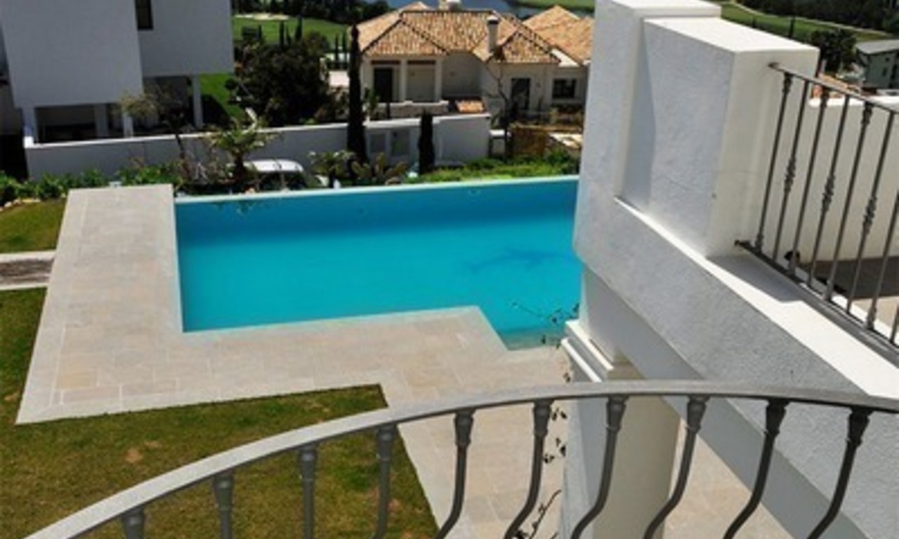 Modern-Andalusiche villa te koop op Golfresort tussen Marbella en Estepona, New Golden Mile, Costa del Sol 25