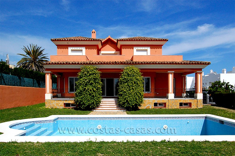 Sterk afgeprijsde nieuwbouw villa te koop op de New Golden Mile tussen Marbella en Estepona