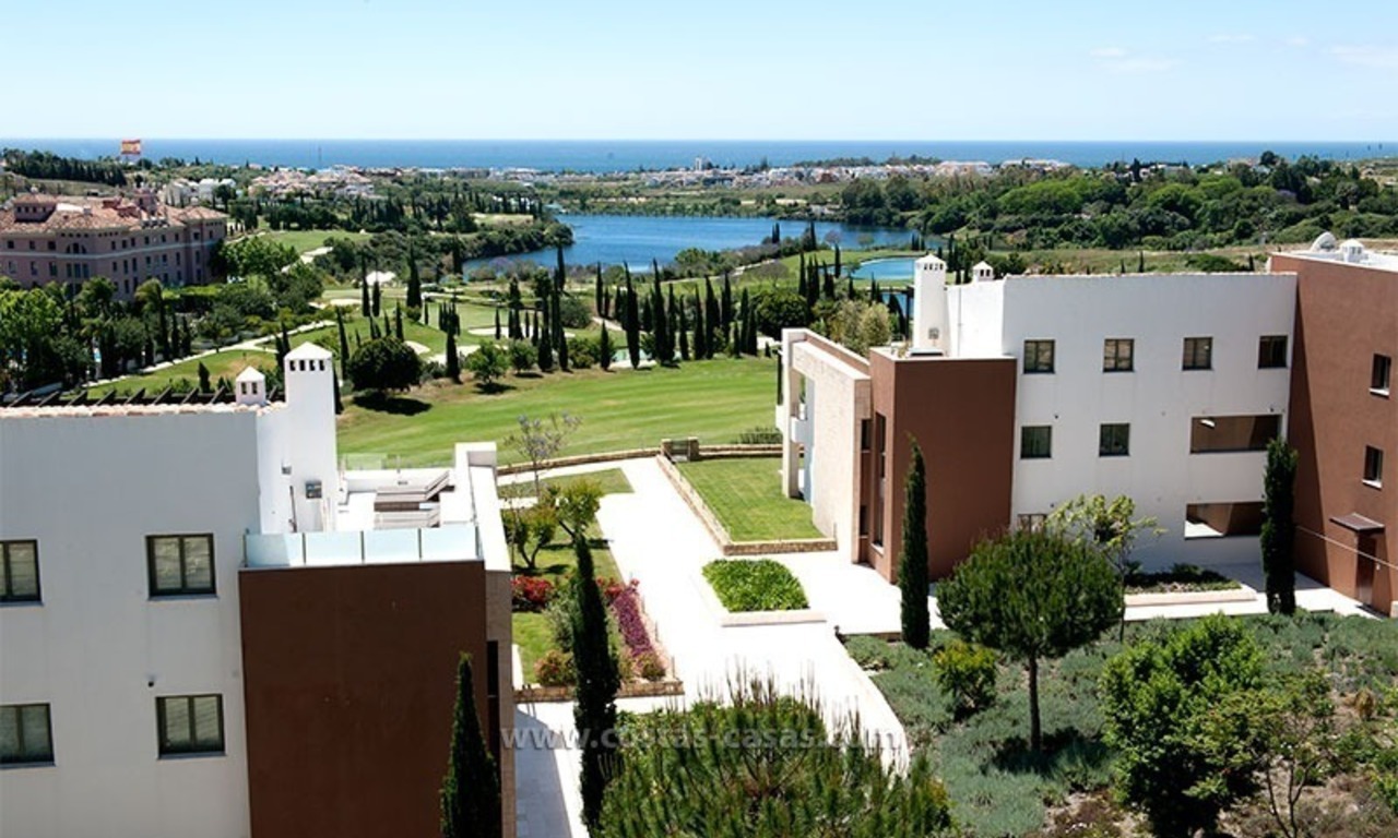 Nieuw luxe vakantie appartement te huur in moderne stijl in golfresort, Marbella – Benahavis, Costa del Sol 0