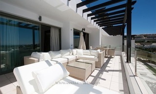 Nieuw luxe vakantie appartement te huur in moderne stijl in golfresort, Marbella – Benahavis, Costa del Sol 2