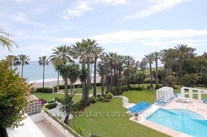 Luxe penthouse appartement te koop in een exclusief eerstelijn strand complex, New Golden Mile, Marbella - Estepona