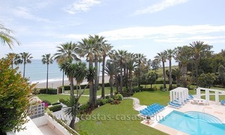 Luxe penthouse appartement te koop in een exclusief eerstelijn strand complex, New Golden Mile, Marbella - Estepona 0