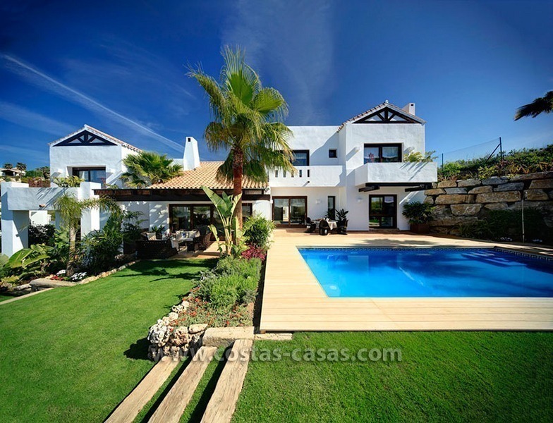 Moderne, tweede lijn golf villa te koop in Marbella - Benahavis