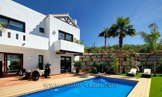 Moderne, tweede lijn golf villa te koop in Marbella - Benahavis 1
