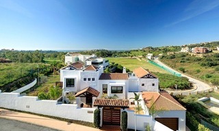 Moderne, tweede lijn golf villa te koop in Marbella - Benahavis 2