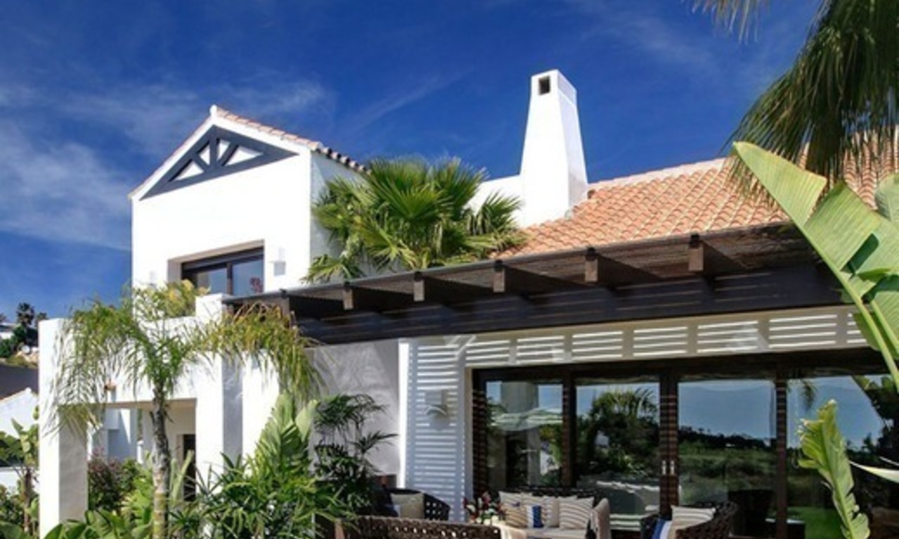 Moderne, tweede lijn golf villa te koop in Marbella - Benahavis 8