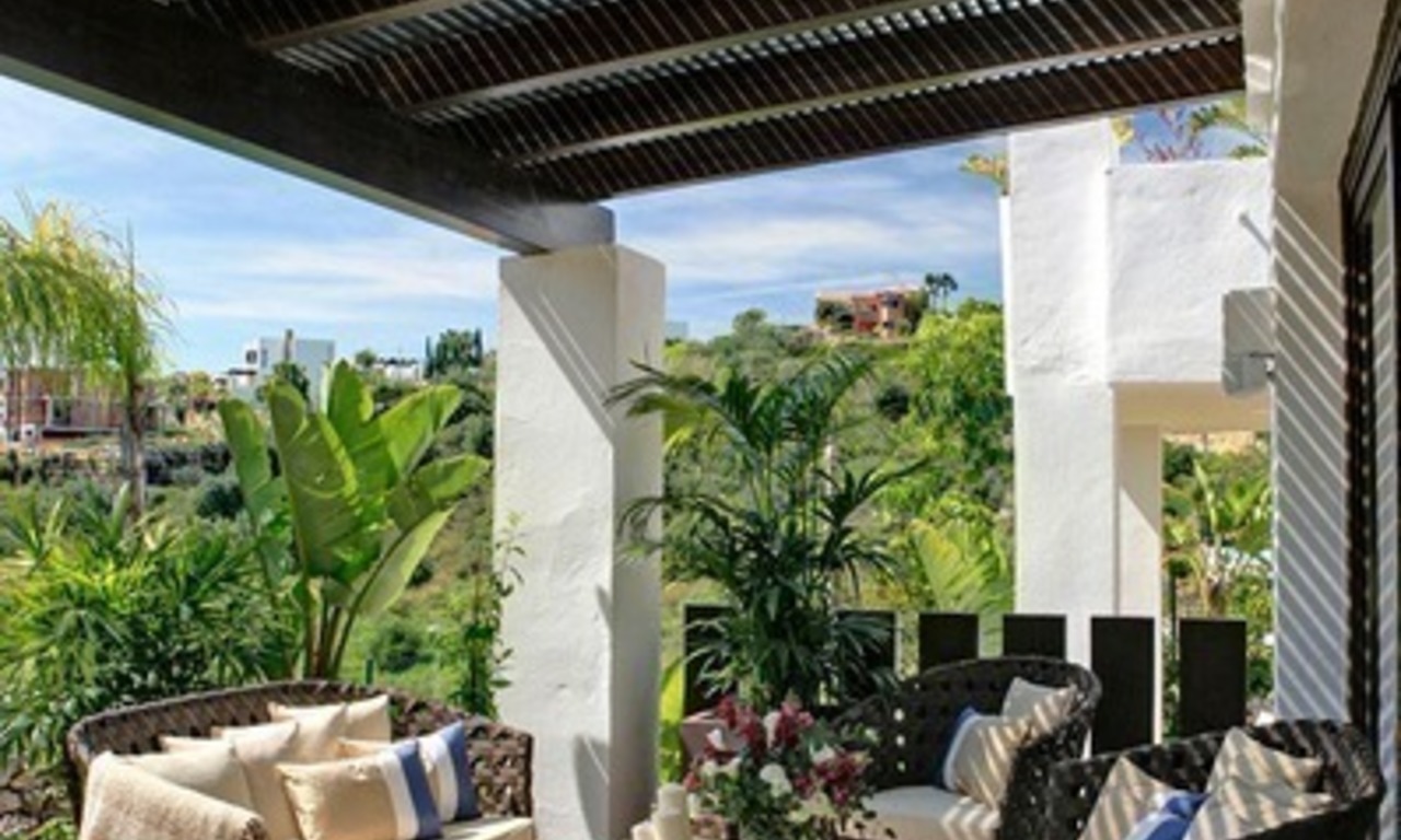 Moderne, tweede lijn golf villa te koop in Marbella - Benahavis 9