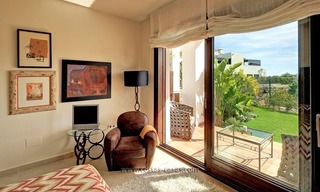 Moderne, tweede lijn golf villa te koop in Marbella - Benahavis 20