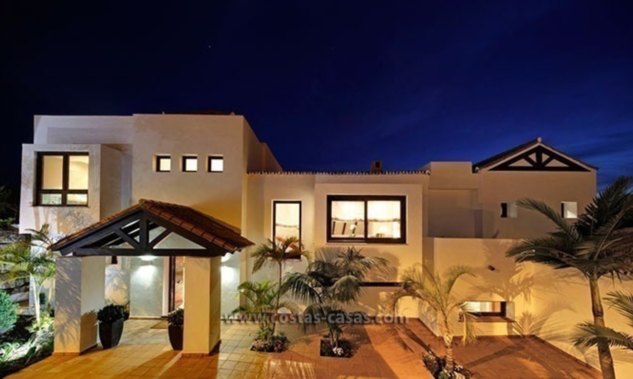 Moderne, tweede lijn golf villa te koop in Marbella - Benahavis 30