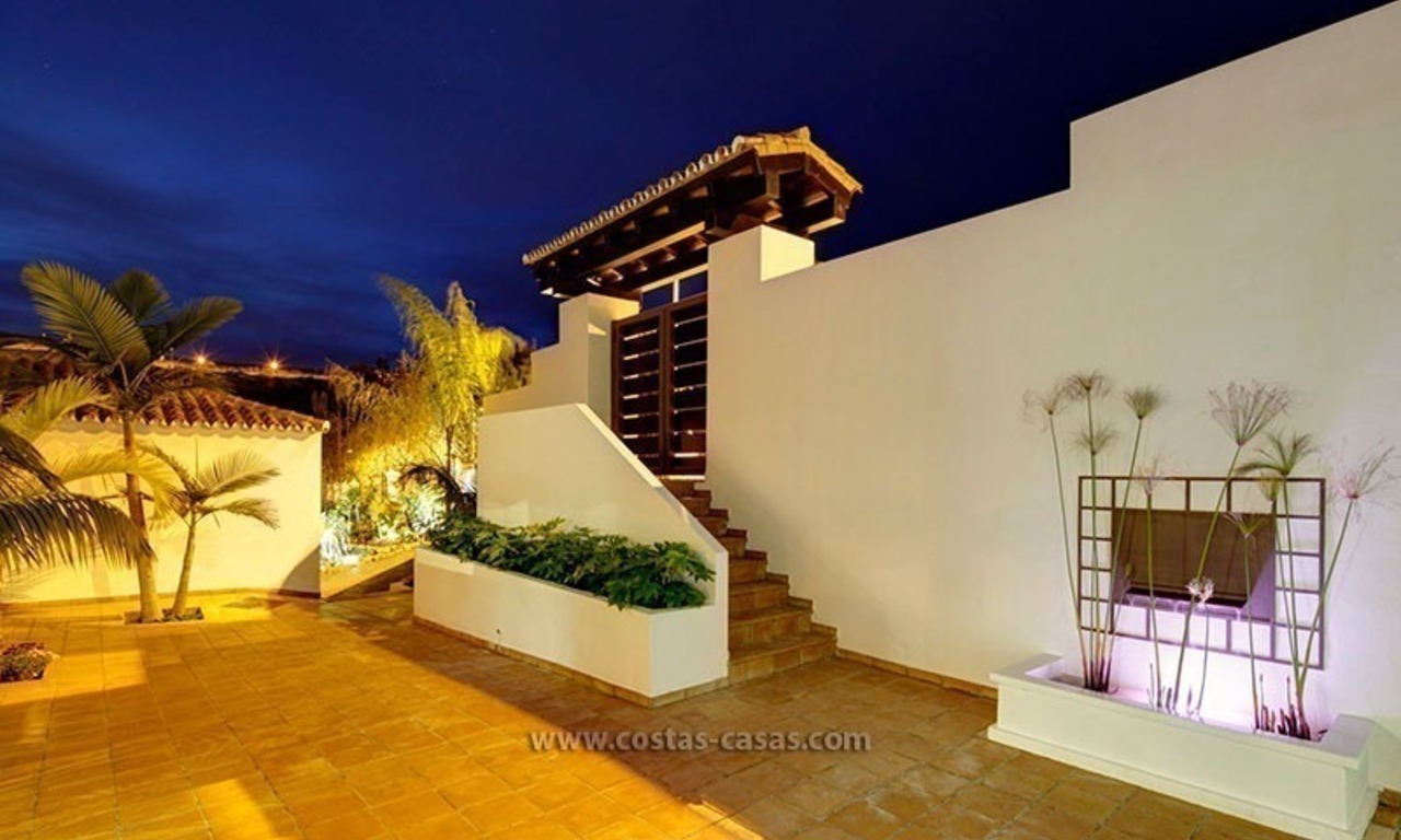 Moderne, tweede lijn golf villa te koop in Marbella - Benahavis 31