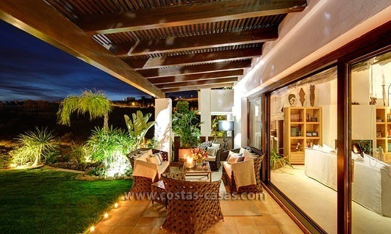 Moderne, tweede lijn golf villa te koop in Marbella - Benahavis 32