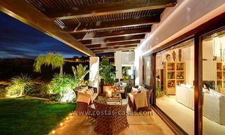 Moderne, tweede lijn golf villa te koop in Marbella - Benahavis 32