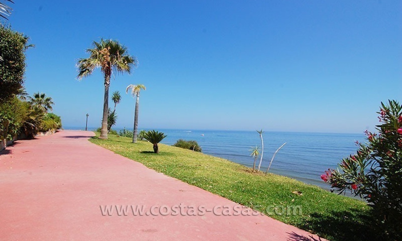 Woning te koop direct aan het strand tussen Marbella en Estepona 0