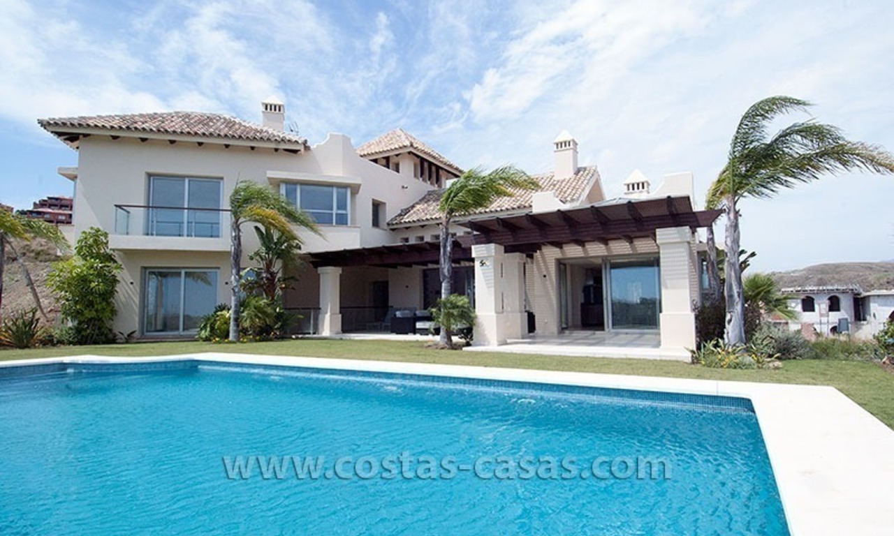 Moderne villa in Andalusische stijl te koop, golfresort, New Golden Mile, tussen Marbella, Benahavís - Estepona 1