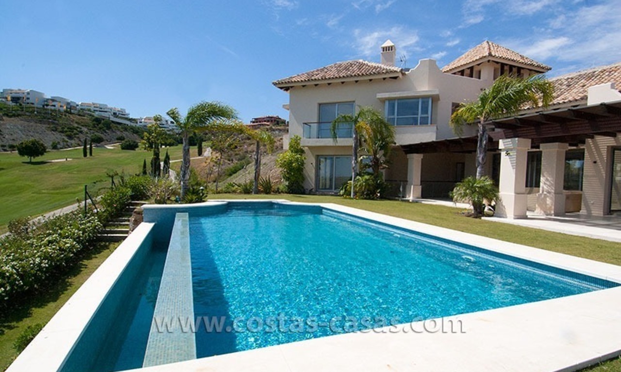 Moderne villa in Andalusische stijl te koop, golfresort, New Golden Mile, tussen Marbella, Benahavís - Estepona 0
