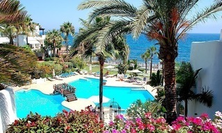 Aan strand gelegen penthouse te koop te Puerto Banus in Marbella 0