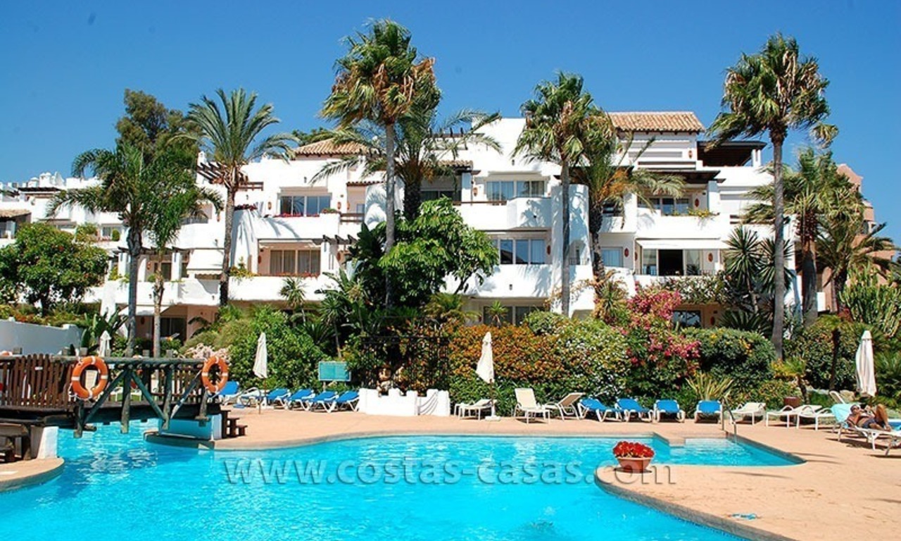 Aan strand gelegen penthouse te koop te Puerto Banus in Marbella 24