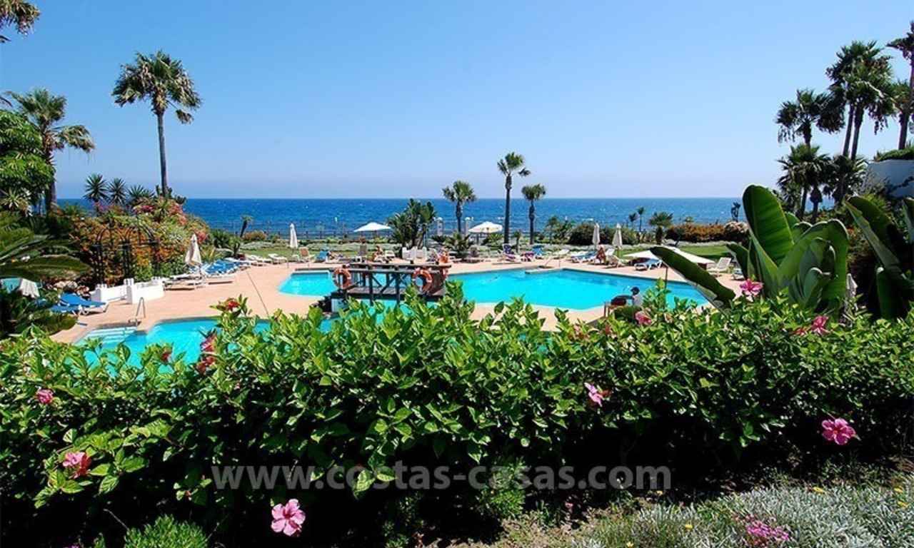 Aan strand gelegen penthouse te koop te Puerto Banus in Marbella 29