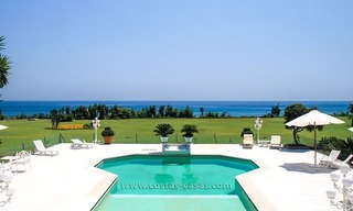 Eerste lijn strand villa - perceel te koop in Marbella 1