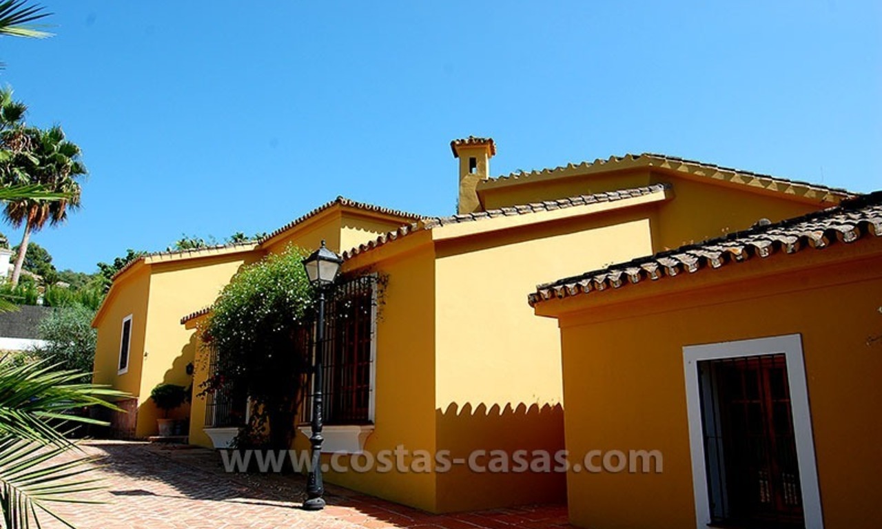 Te koop: Villa in Andalusische stijl naast golfclub te Estepona - Marbella 9