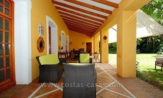 Te koop: Villa in Andalusische stijl naast golfclub te Estepona - Marbella 7