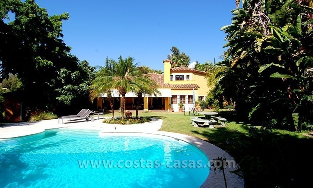 Te koop: Villa in Andalusische stijl naast golfclub te Estepona - Marbella 0