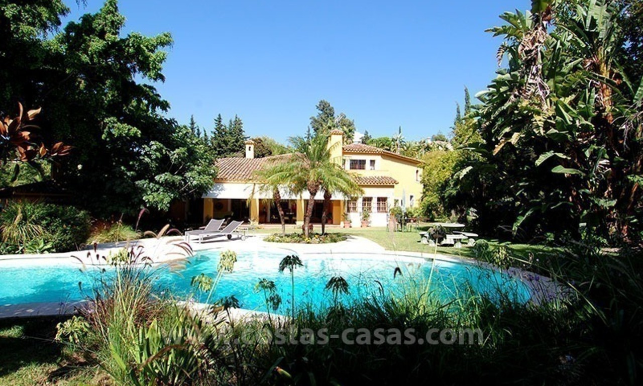 Te koop: Villa in Andalusische stijl naast golfclub te Estepona - Marbella 1