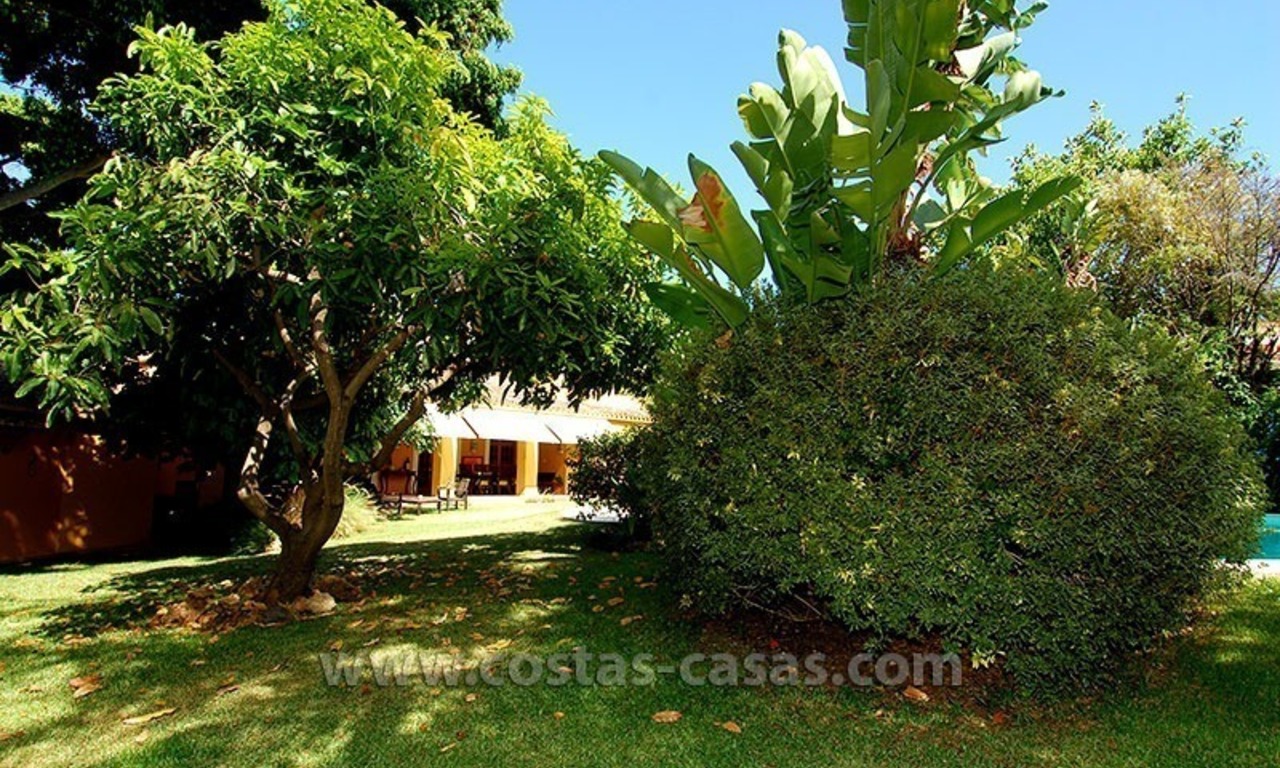 Te koop: Villa in Andalusische stijl naast golfclub te Estepona - Marbella 3