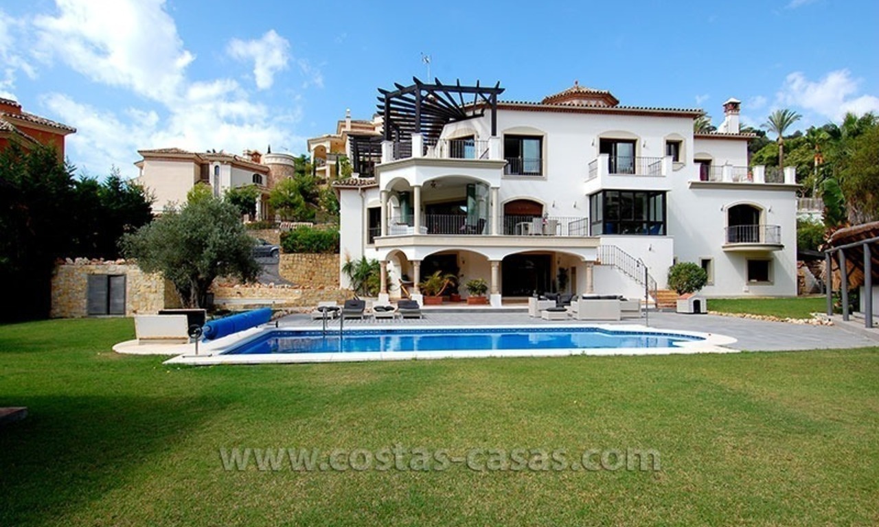 Te koop. Exclusieve villa in Andalusische stijl te Marbella - Benahavís 3