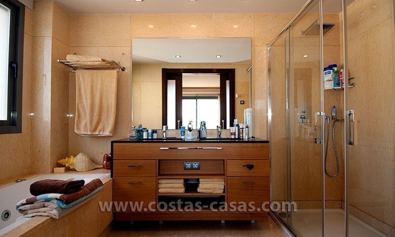 Modern, luxe golf appartement te koop tussen Marbella en Benahavis 11