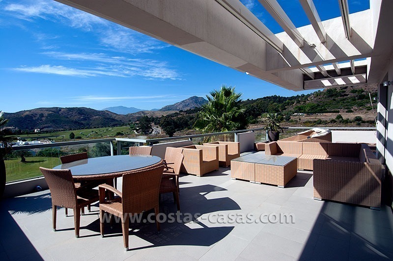 Modern, luxe golf appartement te koop tussen Marbella en Benahavis