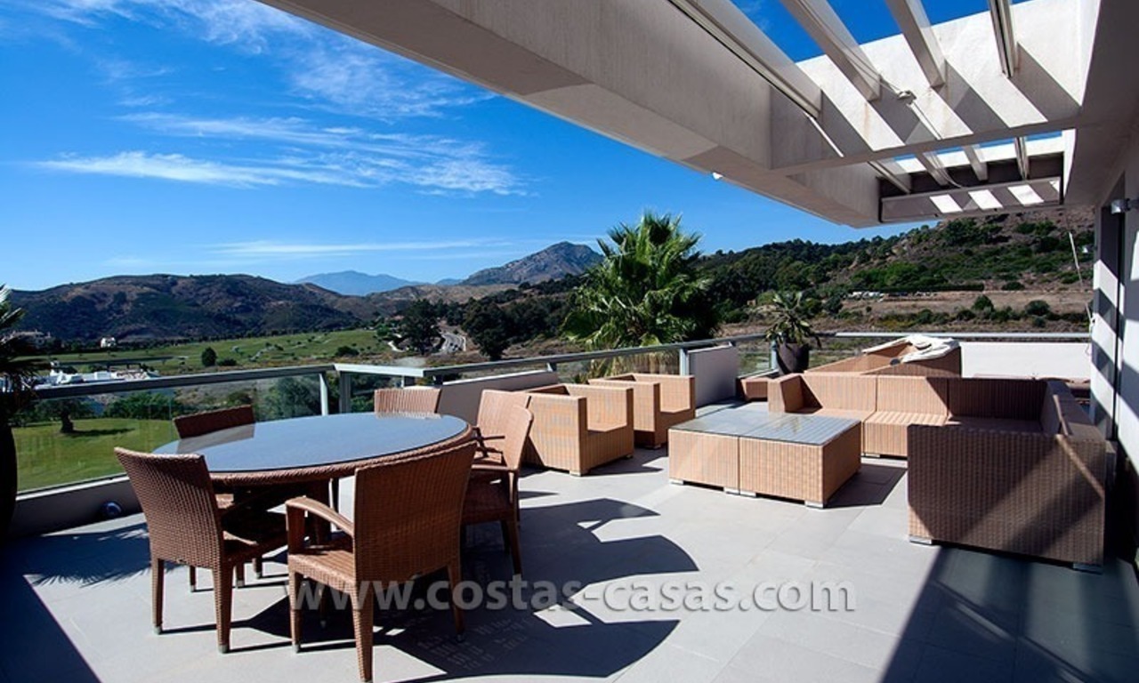 Modern, luxe golf appartement te koop tussen Marbella en Benahavis 0