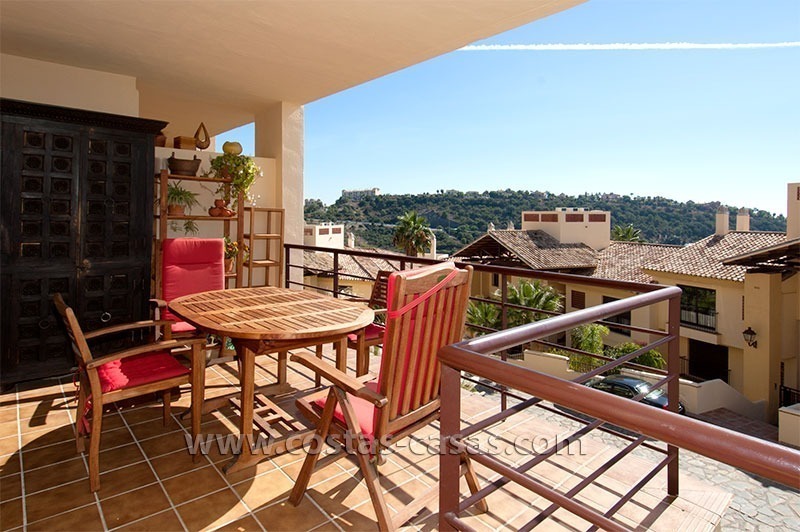 Te koop in Marbella - Benahavís: dubbel appartement aan de golf