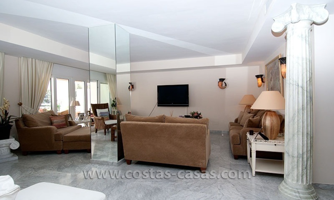 Te koop: Exclusief appartement in Playas del Duque – eerstelijns strandcomplex te Puerto Banús, Marbella 11