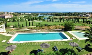 Nieuw luxe vakantie appartement te huur in moderne stijl in golfresort, Marbella – Benahavis, Costa del Sol 20