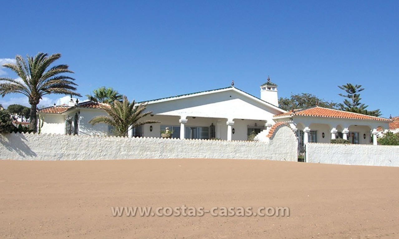 Eerstelijns strand villa te koop in Marbella 1