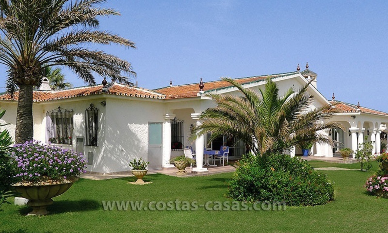 Eerstelijns strand villa te koop in Marbella 3