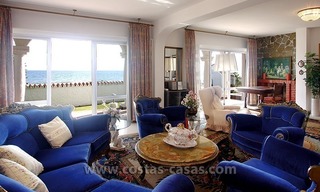 Eerstelijns strand villa te koop in Marbella 7