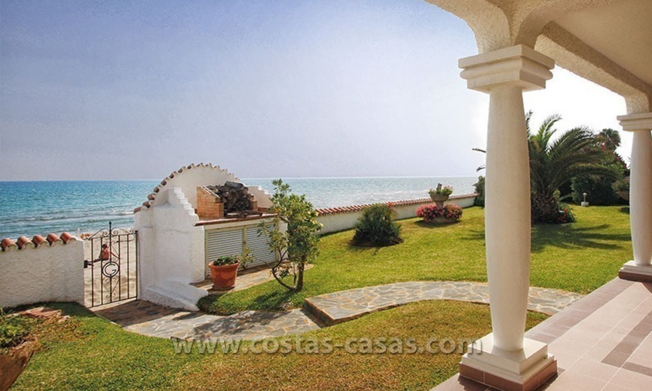 Eerstelijns strand villa te koop in Marbella 0