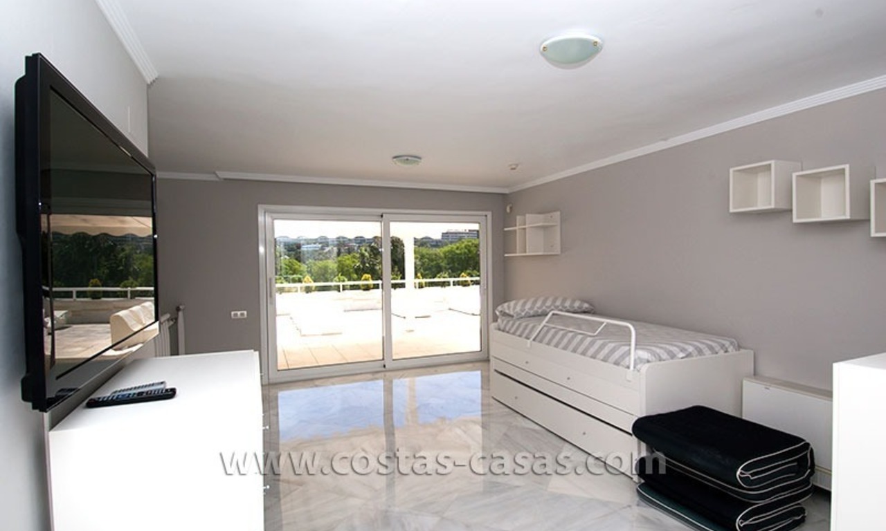 Te koop: Buitengewoon groot, riant en modern golfappartement in chique wooncomplex te Marbella 20