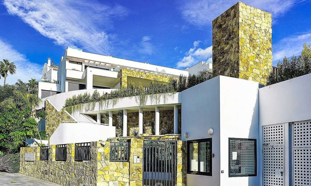 Nieuwe moderne huizen te koop op de Golden Mile in Marbella. Laatste unit. Sleutelklaar. 24041
