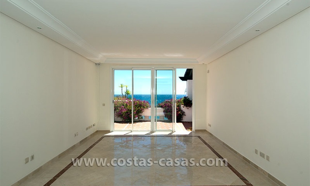 Te koop: Zeer ruim eerstelijns strand penthouse in Puerto Banús, Marbella 4