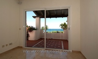 Te koop: Zeer ruim eerstelijns strand penthouse in Puerto Banús, Marbella 10