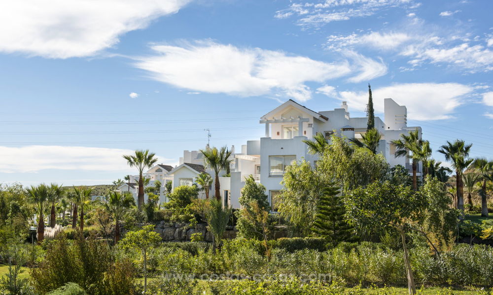 Moderne Mediterrane appartementen te koop met een eigen privé lagune aan de Costa del Sol 20067
