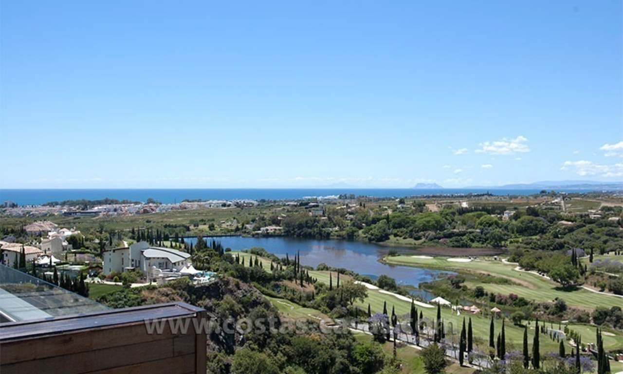 Te huur voor vakantie: Nagelnieuw modern luxe appartement met fantastisch zeezicht op golfresort tussen Marbella en Estepona 0