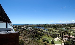 Te huur voor vakantie: Nagelnieuw modern luxe appartement met fantastisch zeezicht op golfresort tussen Marbella en Estepona 3