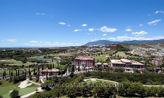 Te huur voor vakantie: Nagelnieuw modern luxe appartement met fantastisch zeezicht op golfresort tussen Marbella en Estepona 4