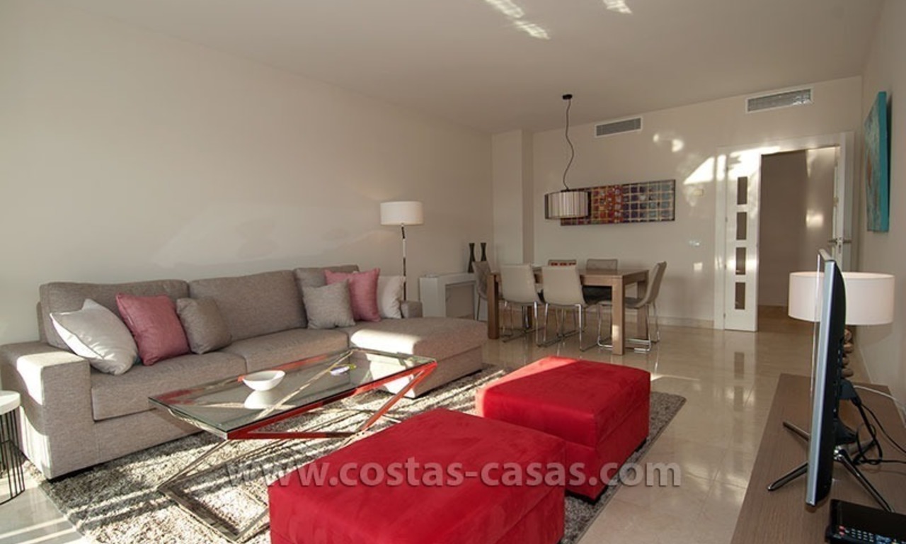 Te huur voor vakantie: Nagelnieuw modern luxe appartement met fantastisch zeezicht op golfresort tussen Marbella en Estepona 10