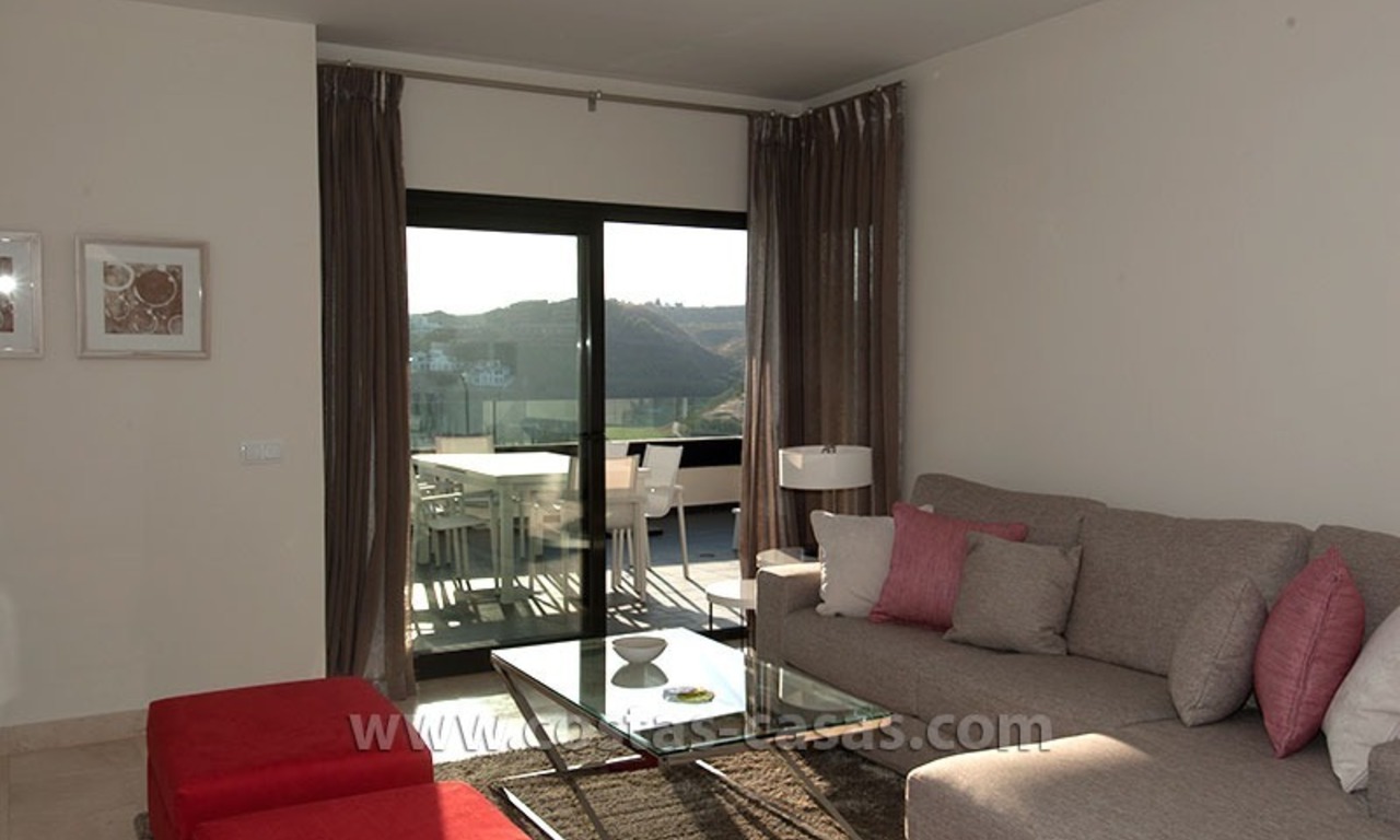 Te huur voor vakantie: Nagelnieuw modern luxe appartement met fantastisch zeezicht op golfresort tussen Marbella en Estepona 13