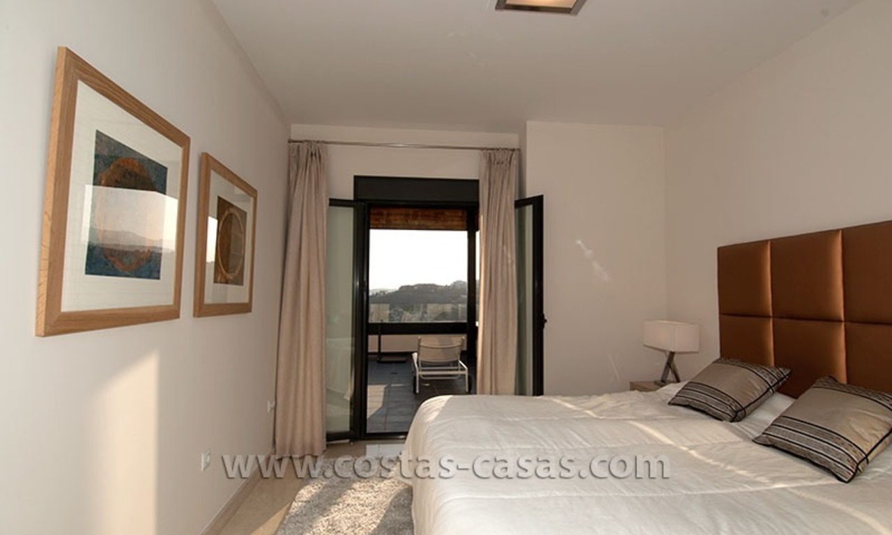 Te huur voor vakantie: Nagelnieuw modern luxe appartement met fantastisch zeezicht op golfresort tussen Marbella en Estepona 16